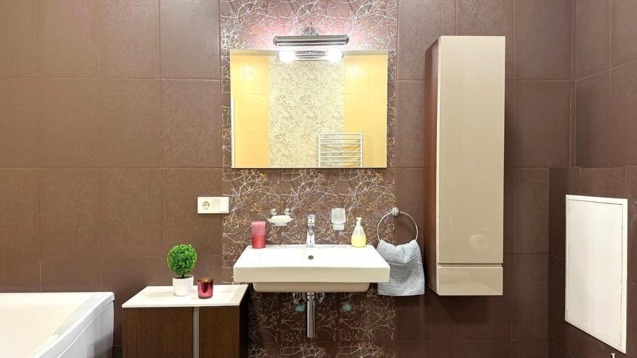 Bright House On 23 Serpnya Kharkiv Eksteriør bilde