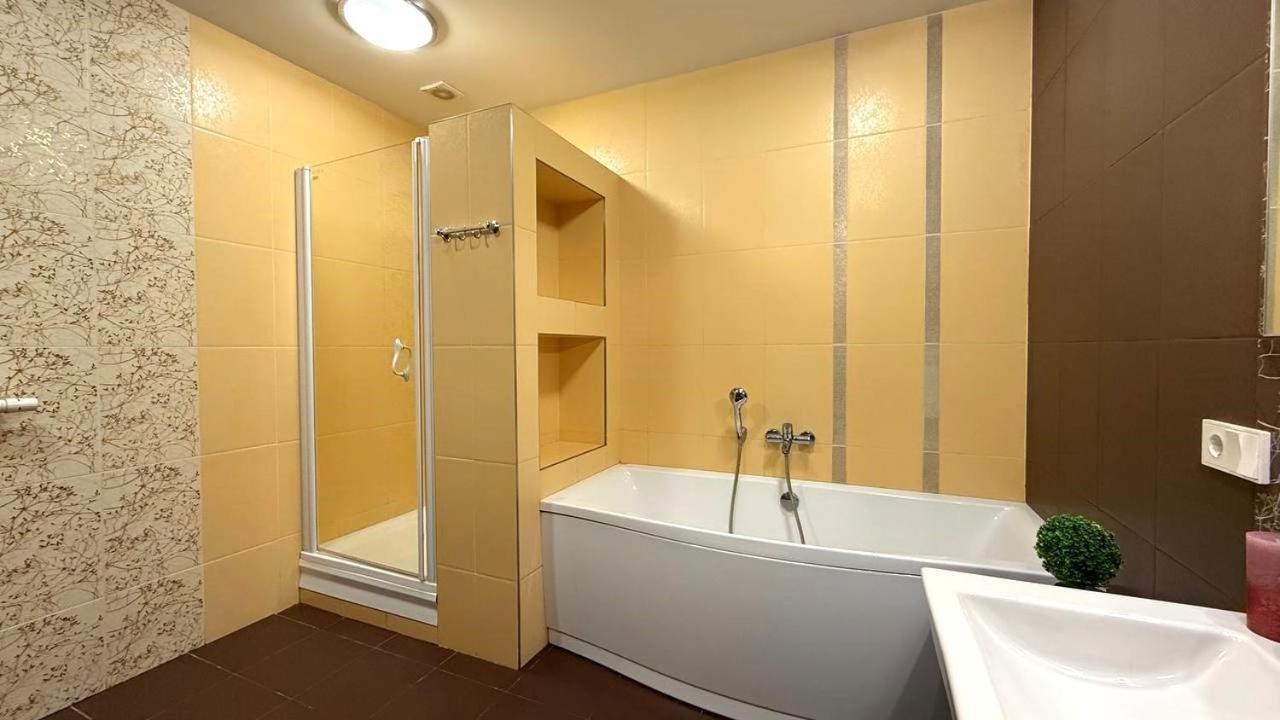 Bright House On 23 Serpnya Kharkiv Eksteriør bilde